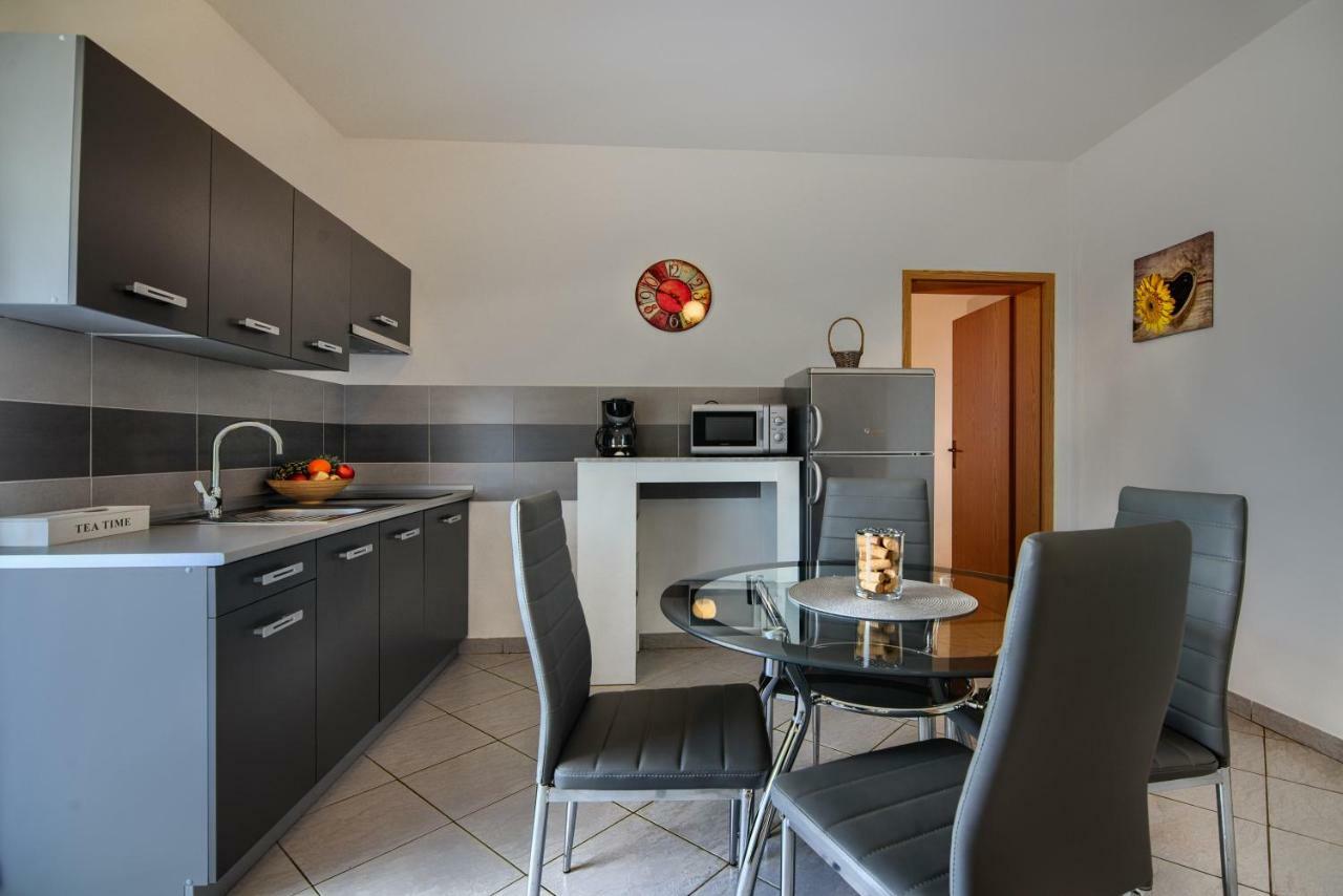 Apartment Mladenka Pula Ngoại thất bức ảnh